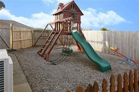 Photo of property in 106 Lake Panorama Drive, Henderson Valley, Auckland, 0612