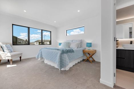 Photo of property in 14 Parkmore Drive, Rosehill, Papakura, 2113