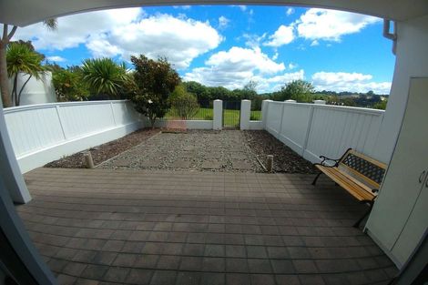 Photo of property in 4d/60 Masons Road, Oteha, Auckland, 0632