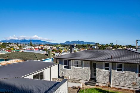 Photo of property in 25 Simons Street, Moturoa, New Plymouth, 4310