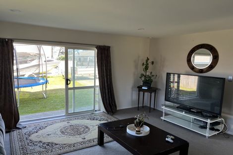 Photo of property in 18 Nicholas Gibbons Drive, Clendon Park, Auckland, 2103