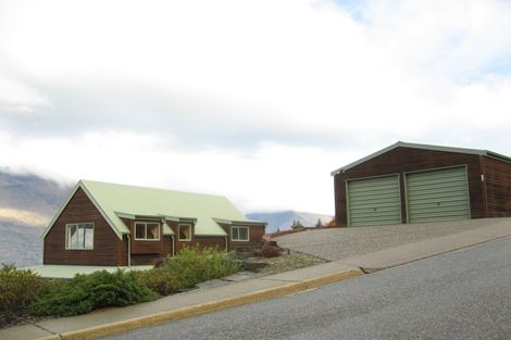 Photo of property in 124 Wynyard Crescent, Fernhill, Queenstown, 9300