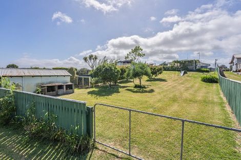Photo of property in 28 Drake Street, Waikawa Beach, Levin, 5573