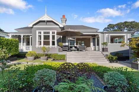 Photo of property in 58 Stanley Point Road, Stanley Point, Auckland, 0624