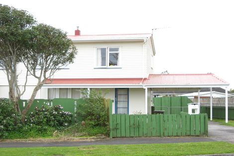 Photo of property in 15-15a Miro Street, Merrilands, New Plymouth, 4312