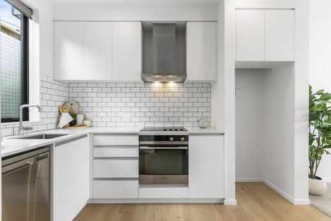 Photo of property in 2/62 Spenmoor Street, Newlands, Wellington, 6037