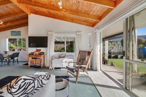 Photo of property in 72 Cabeleigh Drive, Helensville, 0800