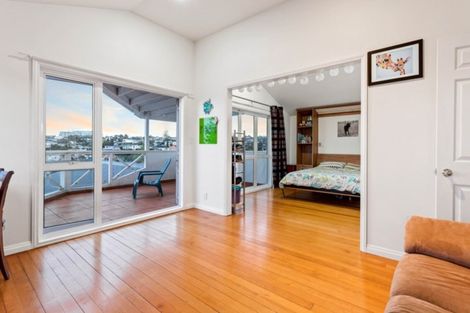 Photo of property in 1/14 Kiteroa Terrace, Rothesay Bay, Auckland, 0630