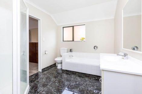 Photo of property in 17 Birkinshaw Grove, Riverstone Terraces, Upper Hutt, 5018