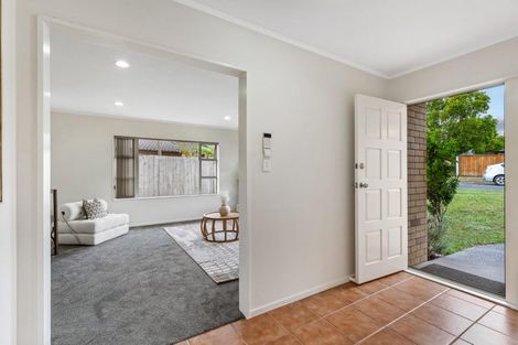 Photo of property in 13 Ginders Drive, Massey, Auckland, 0614