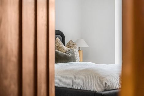 Photo of property in 2/42 Walmer Road, Point Chevalier, Auckland, 1022
