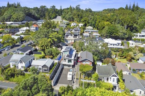 Photo of property in 10 Pendarves Street, New Plymouth, 4310