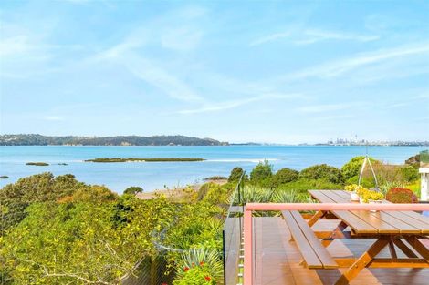 Photo of property in 124 Beach Road, Te Atatu Peninsula, Auckland, 0610