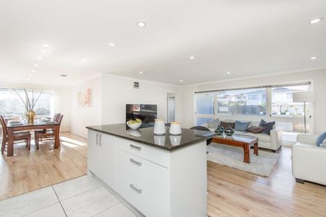 Photo of property in 2 Vanbrugh Place, Bucklands Beach, Auckland, 2014