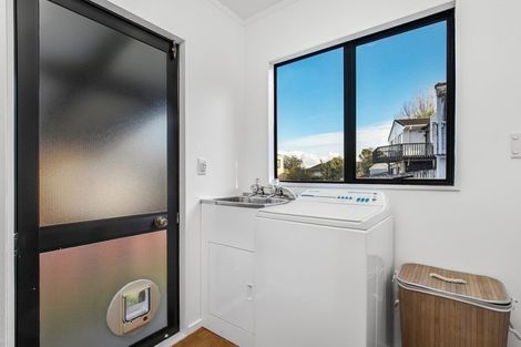 Photo of property in 2/9 Heathglen Place, Bayview, Auckland, 0629