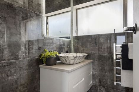 Photo of property in 2/7 Westwell Road, Belmont, Auckland, 0622