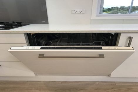 Photo of property in 39 Deverell Place, Northcross, Auckland, 0632