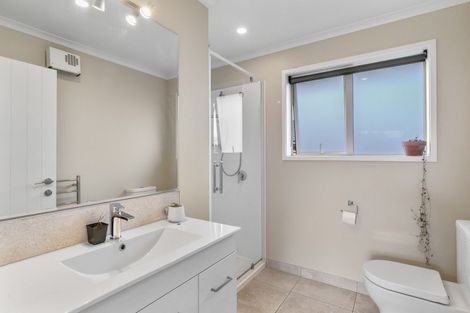 Photo of property in 15 Barry Curtis Place, Levin, 5510