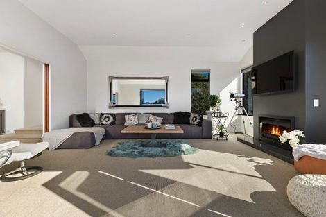 Photo of property in 17 Milward Place, Kelvin Heights, Queenstown, 9300