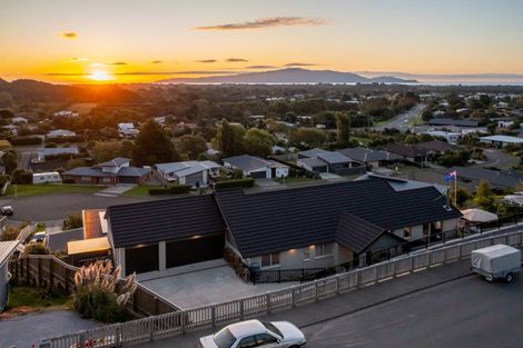 Photo of property in 72 Kakariki Grove, Waikanae, 5036