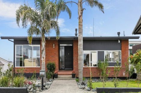 Photo of property in 11 Hadfield Street, Beach Haven, Auckland, 0626