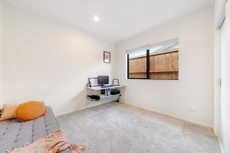 Photo of property in 102 Twin Parks Rise, Papakura, 2110