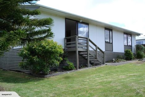Photo of property in 1/4 Hanson Place, West Harbour, Auckland, 0618
