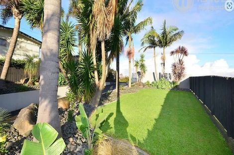 Photo of property in 92 Whangaparaoa Road, Red Beach, 0932