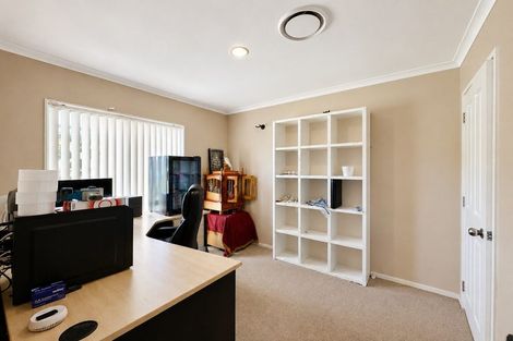 Photo of property in 28 Piper Place, Goodwood Heights, Auckland, 2105