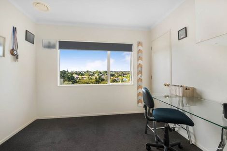 Photo of property in 1/8 Mcquoid Place, Glenfield, Auckland, 0629