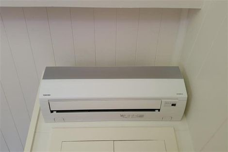 Photo of property in 41 Hobsonville Road, West Harbour, Auckland, 0618