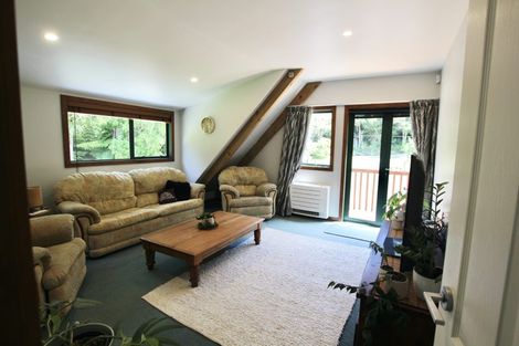 Photo of property in 2 Cascade Avenue, Waiatarua, Auckland, 0604