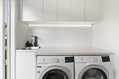 Photo of property in 21 Albert Hall Drive, Red Beach, 0932