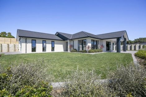 Photo of property in 2 Oakmont Crescent, Waiwhakaiho, New Plymouth, 4312
