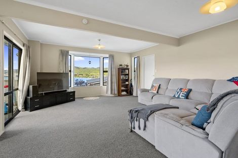Photo of property in 7 Gloaming Hill, Titahi Bay, Porirua, 5022