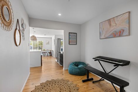 Photo of property in 40 Walton Street, Red Beach, 0932