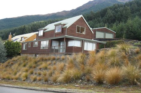 Photo of property in 124 Wynyard Crescent, Fernhill, Queenstown, 9300