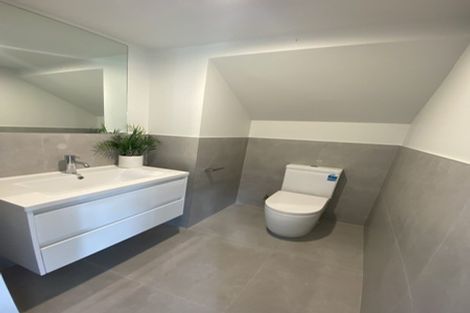 Photo of property in 32a Tupaki Place, Pakuranga Heights, Auckland, 2010