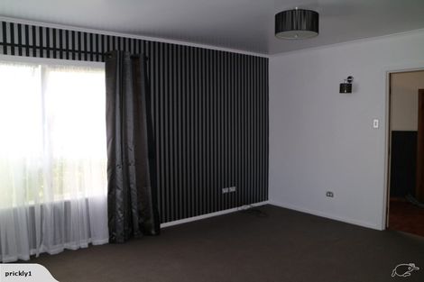 Photo of property in 2 Taupo Street, Green Bay, Auckland, 0604