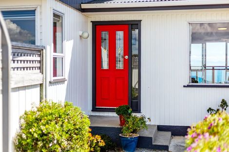 Photo of property in 131 Gloaming Hill, Titahi Bay, Porirua, 5022