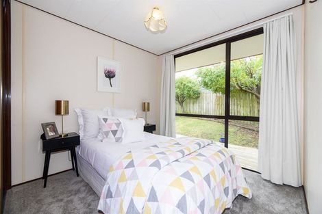Photo of property in 72 Totaravale Drive, Totara Vale, Auckland, 0629