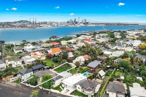 Photo of property in 5 Shoal Bay Road, Devonport, Auckland, 0624