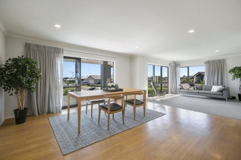 Photo of property in 2 Oakmont Crescent, Waiwhakaiho, New Plymouth, 4312