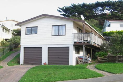 Photo of property in 17 Fernhaven Grove, Newlands, Wellington, 6037
