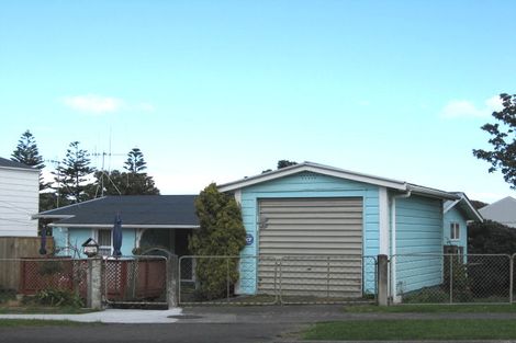 Photo of property in 43 Karaka Street, Castlecliff, Whanganui, 4501