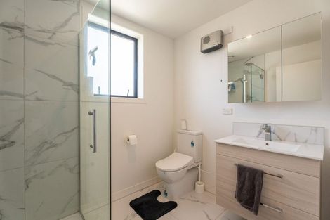 Photo of property in 2/83 Vodanovich Road, Te Atatu South, Auckland, 0610