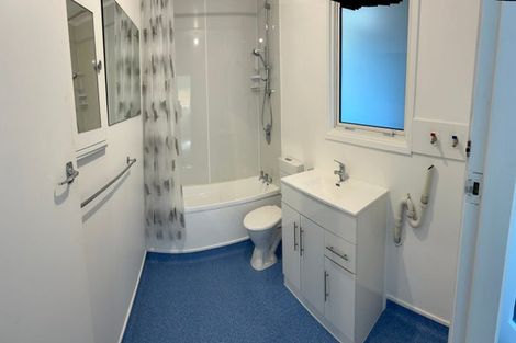 Photo of property in 2/330 Queens Drive, Lyall Bay, Wellington, 6022