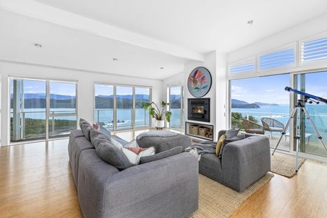Photo of property in 16 Signallers Grove, Breaker Bay, Wellington, 6022