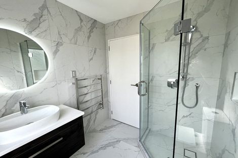 Photo of property in 2/19 Edwards Avenue, Henderson, Auckland, 0610