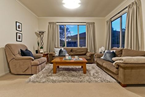 Photo of property in 8 Malin Place, Pinehill, Auckland, 0632